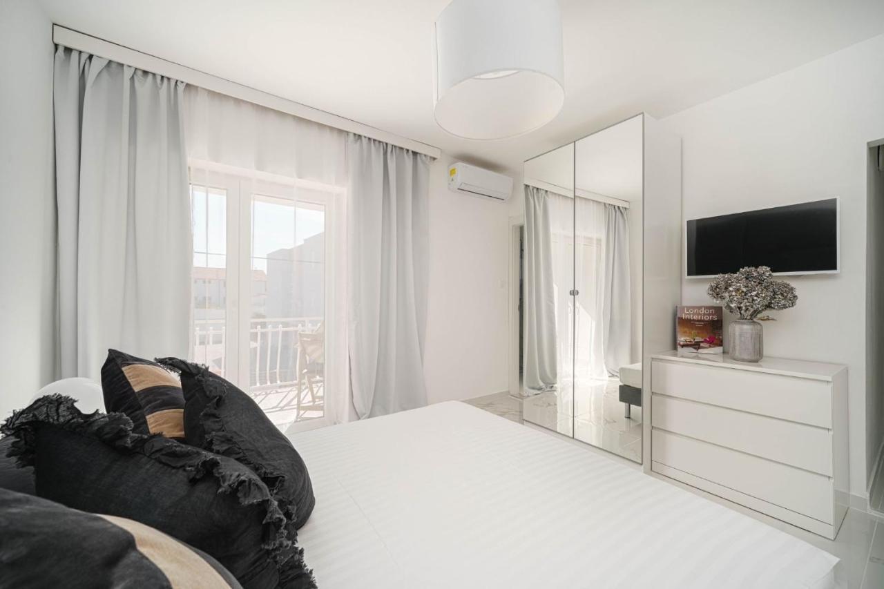 Apartments And Room Anka Vodice Kültér fotó